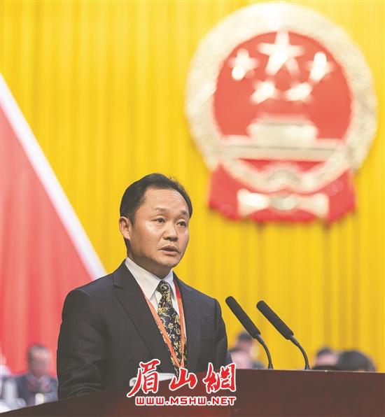 市人大常委会主任刘十庆作人大常委会工作报告。.jpg
