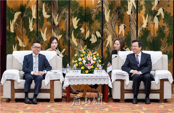 15日，慕新海会见澳大利亚驻成都总领事林明皓等驻蓉渝领事官员。.jpg