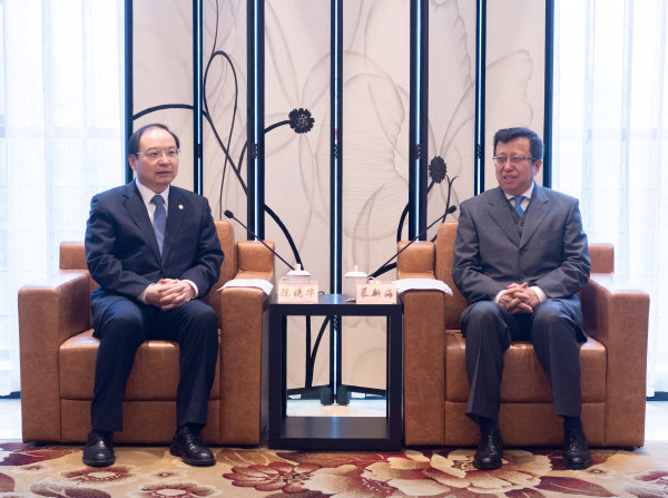 9日，慕新海会见陈晓华一行。记者 杨槐摄.jpg