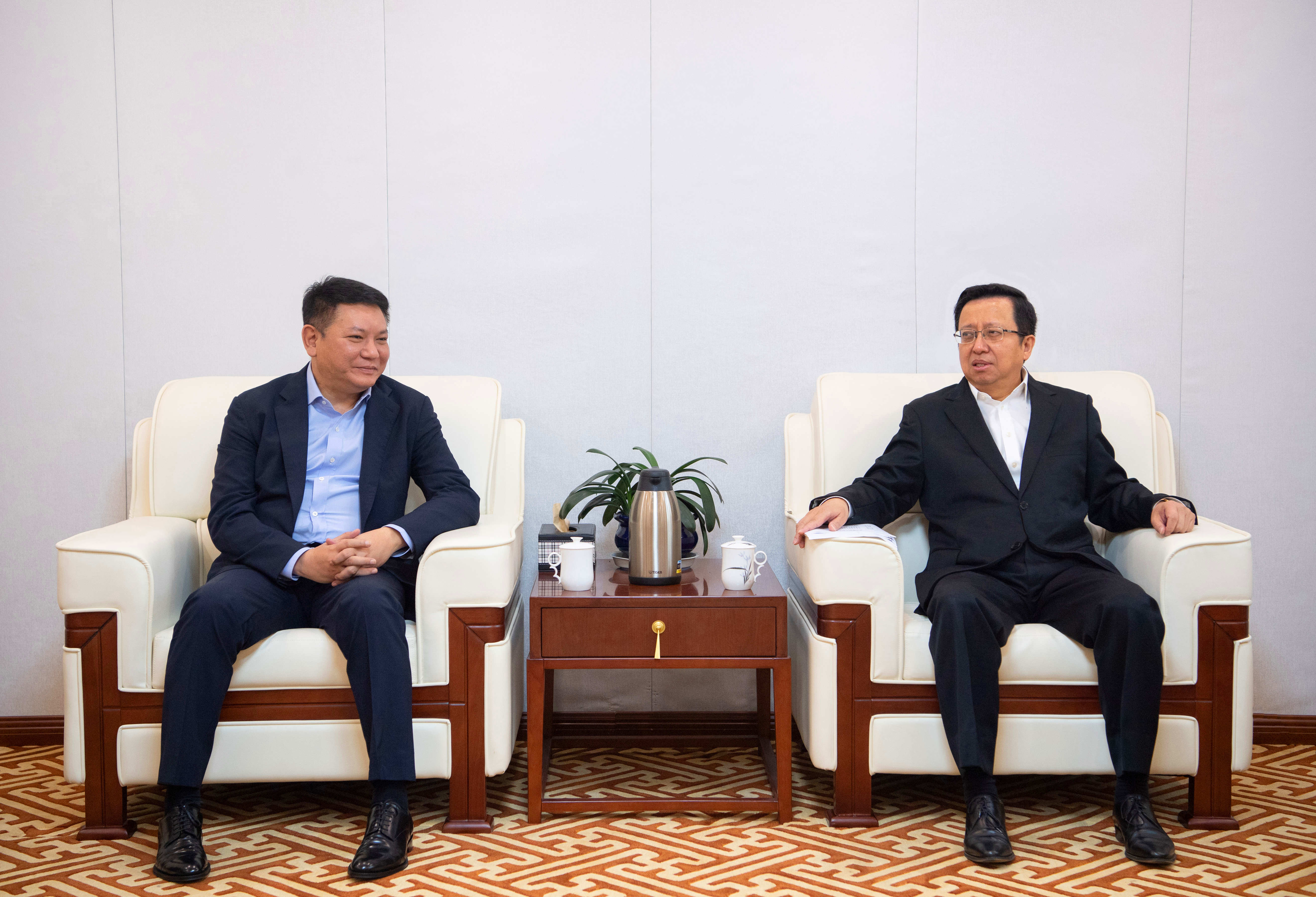 慕新海会见孔健岷一行.jpg