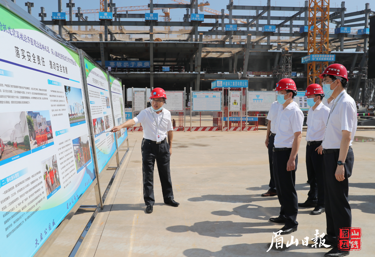  8月2日，胡元坤率队在眉山天府新区人民医院施工现场调研项目建设情况。眉山日报全媒体记者 雷同 摄