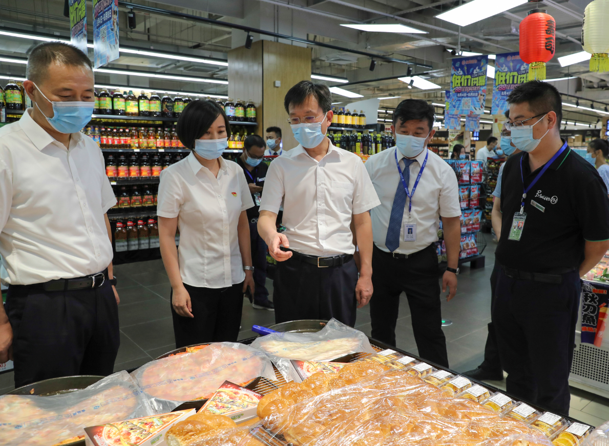 　8月2日，胡元坤在仁寿县万达广场检查常态化疫情防控措施落实情况，并调研现代服务业发展情况。眉山日报全媒体记者 雷同 摄