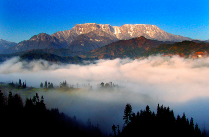 云雾缥缈瓦屋山。