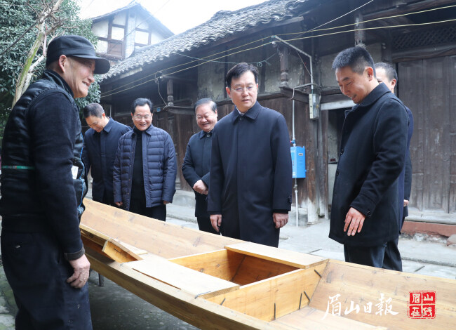 12月13日，胡元坤在东坡区永寿镇罗平古镇，调研历史文化街区保护与开发工作。眉山日报全媒体记者 雷同 摄
