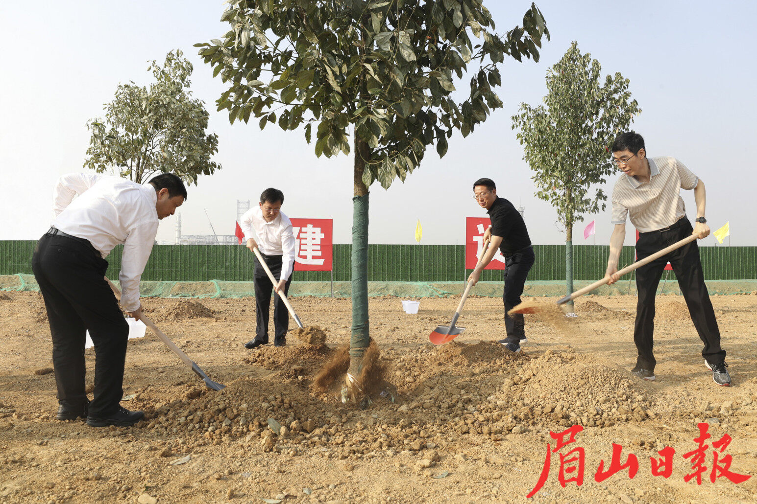 3月15日，胡元坤等市领导在眉山高新区植树点参加义务植树活动。 眉山日报全媒体记者 雷同 摄