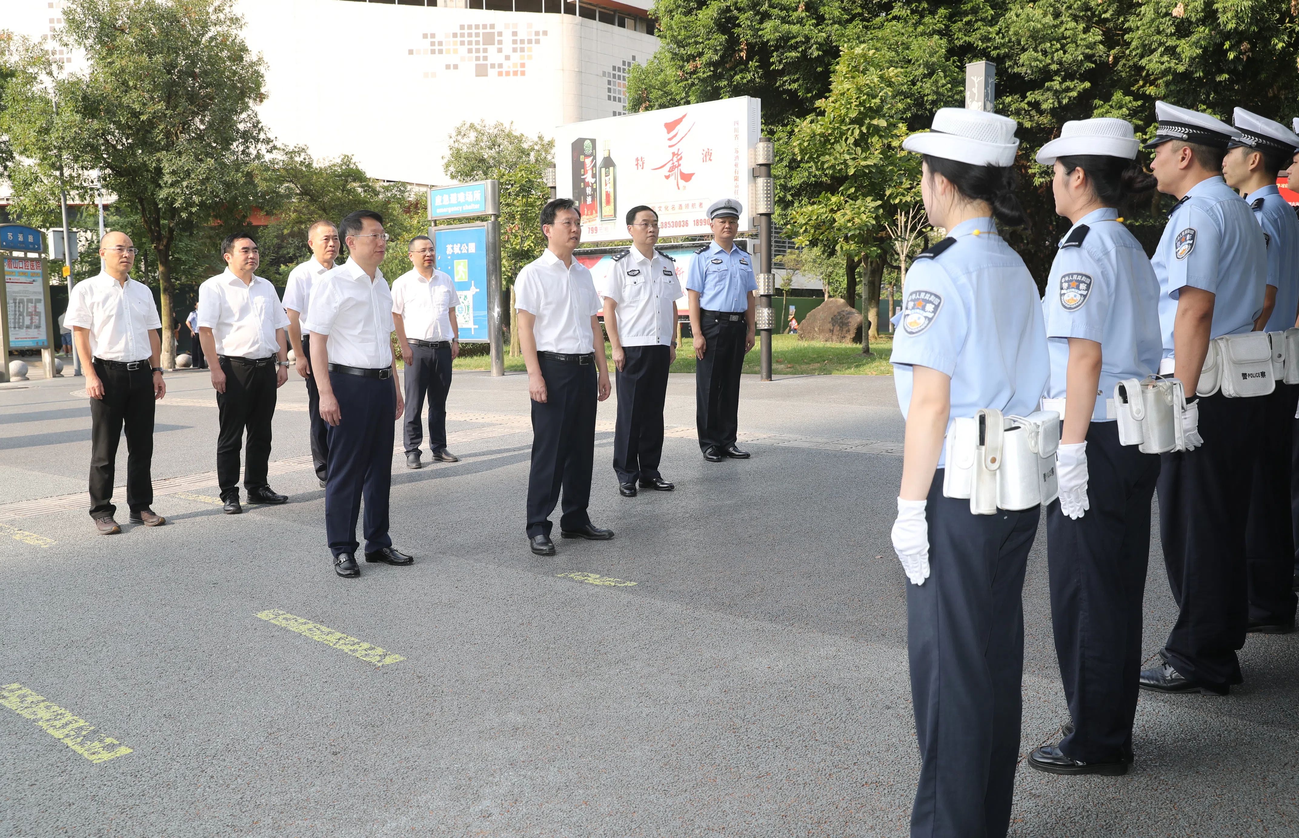  8月26日，胡元坤在城区苏源路口交警执勤卡点，看望慰问正在执勤的交警。眉山日报全媒体记者 雷同 摄