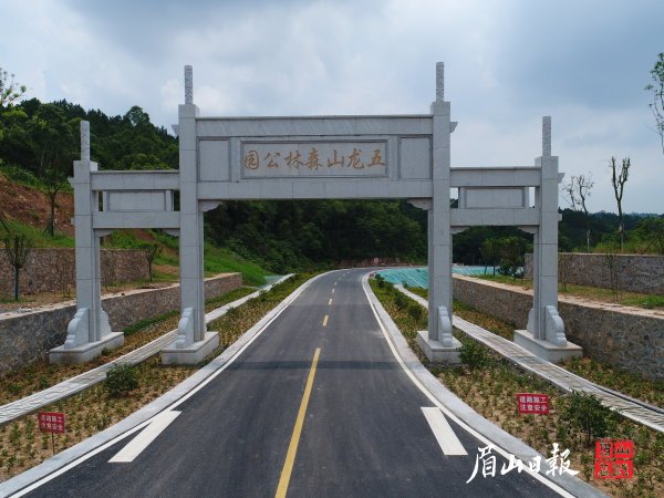  建设中的五龙山徒步森林公园旅游主干道