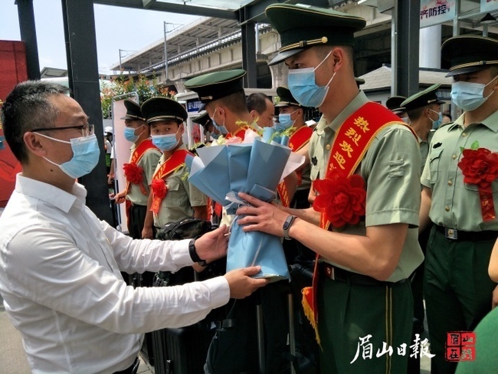 洪雅县：迎接退役军人光荣返乡 保障服务暖人心