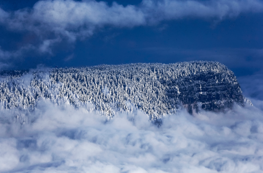 《银装素裹瓦屋山》袁浩  摄于瓦屋山风景区.png