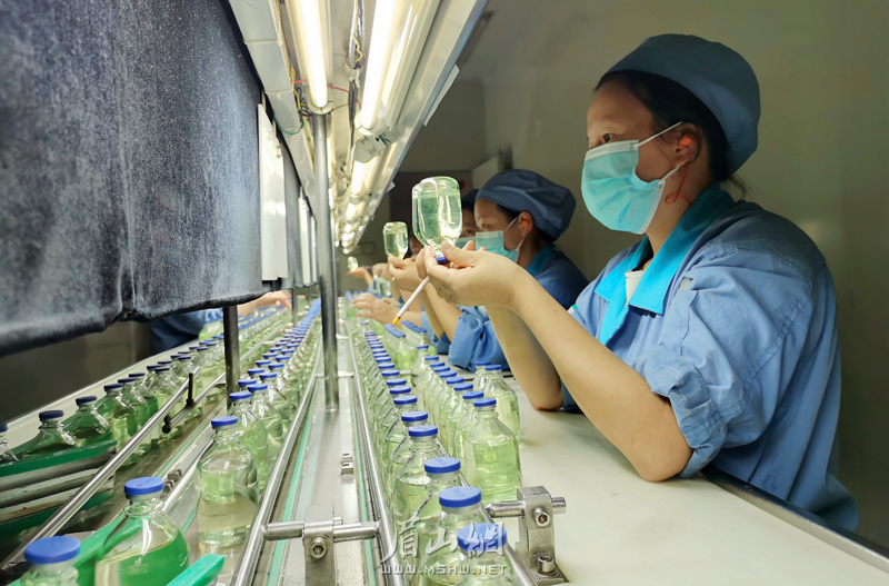 四川科伦药业股份有限公司仁寿分公司内，工人们在各自岗位上紧张有序地忙碌着。.jpg