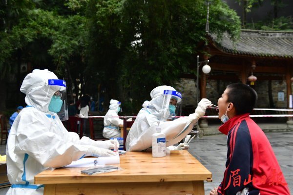 党员志愿者开展核酸检测。眉山日报全媒体记者 廖波 摄