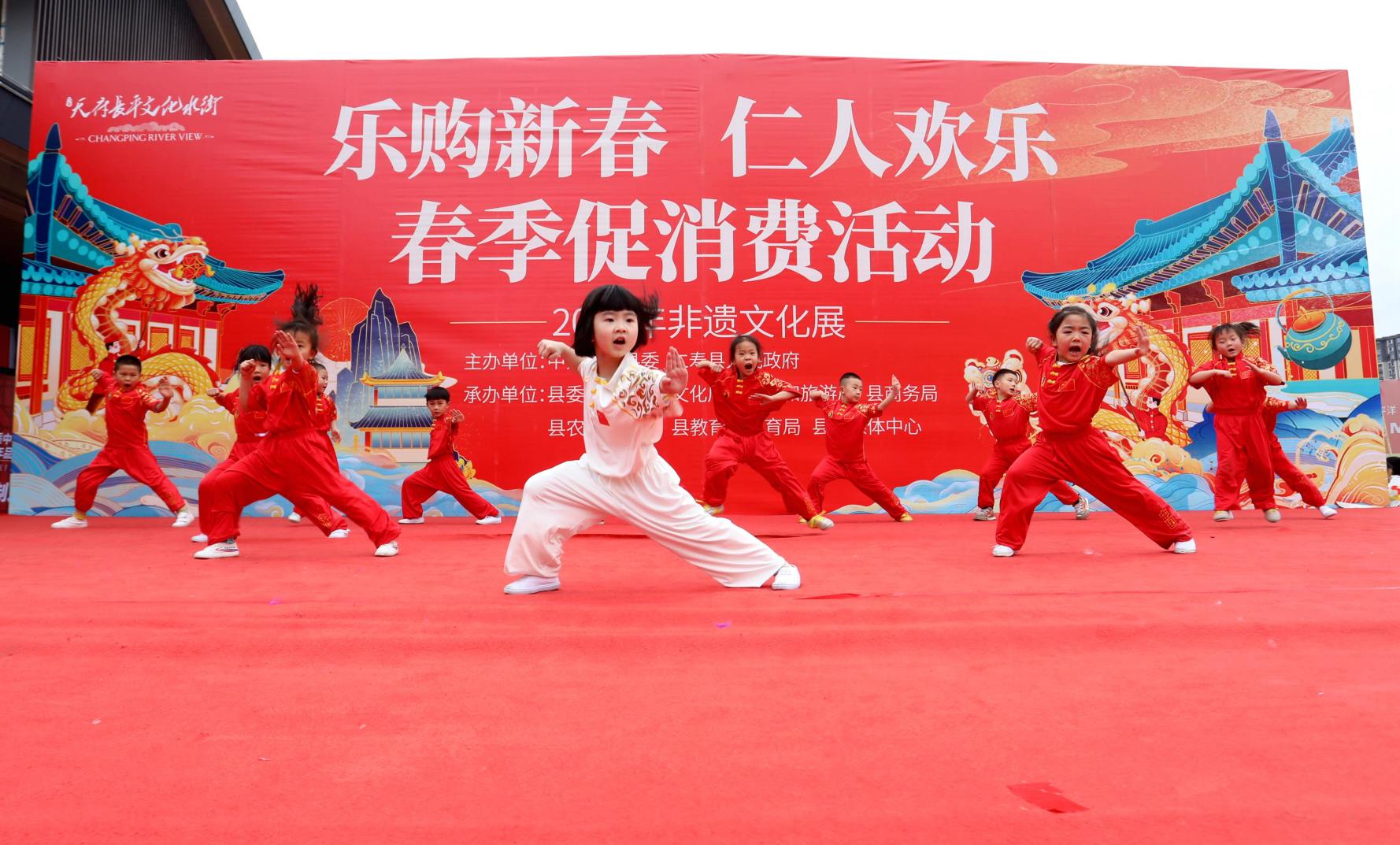  学生正在表演子午门武术。