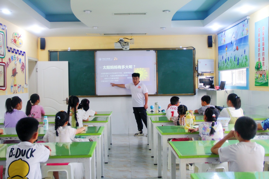 大学生志愿者为孩子们上科创课。