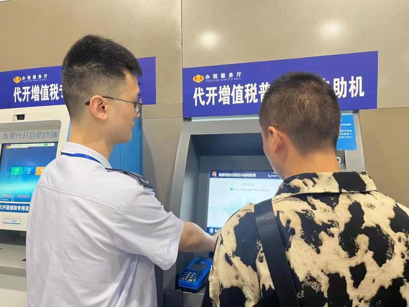 杜贞成（左）在市民服务中心帮助群众办理业务。.jpg