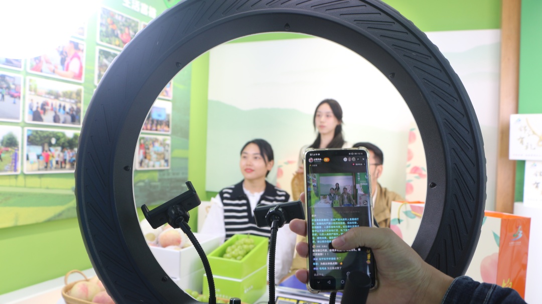 电商销售区，直播销售农产品。.jpg