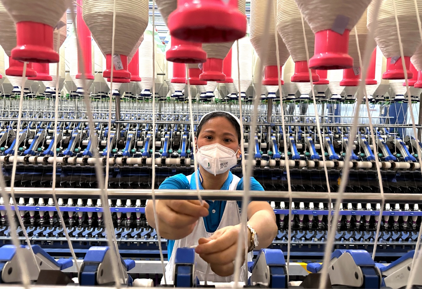 纺织女工正在认真工作。 (1).jpg