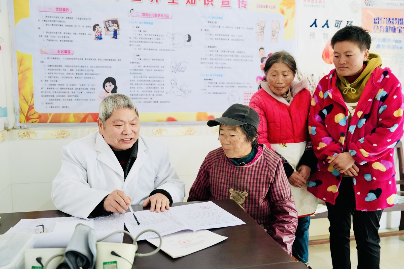 12月16日，在青神县青竹街道沙河坝村村卫生室，村医方元昭正在为群众进行诊疗。.JPG