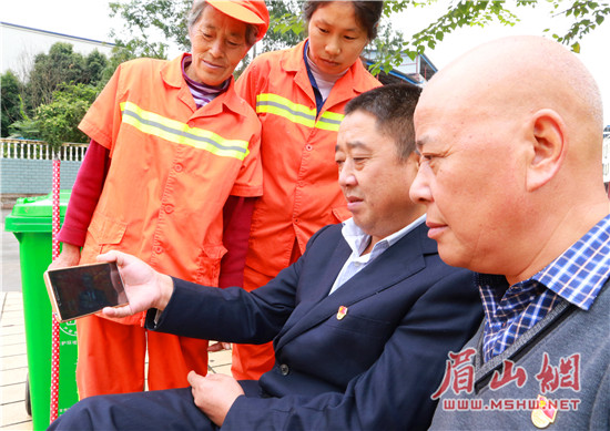 党员群众利用手机直播观看党的十九大开幕会0.jpg