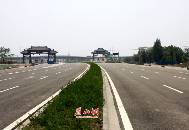 王莉 记者 殷勇 文/图)4月9日,眉山网记者在太和大道建设施工现场看到