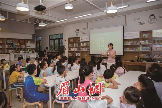 孩子们认真听讲。.jpg