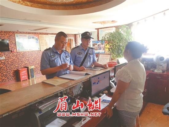 朱礼贵（中）检查检查旅店业。.jpg