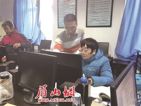 蹇明清正认真学习怎样操作电脑。.jpg