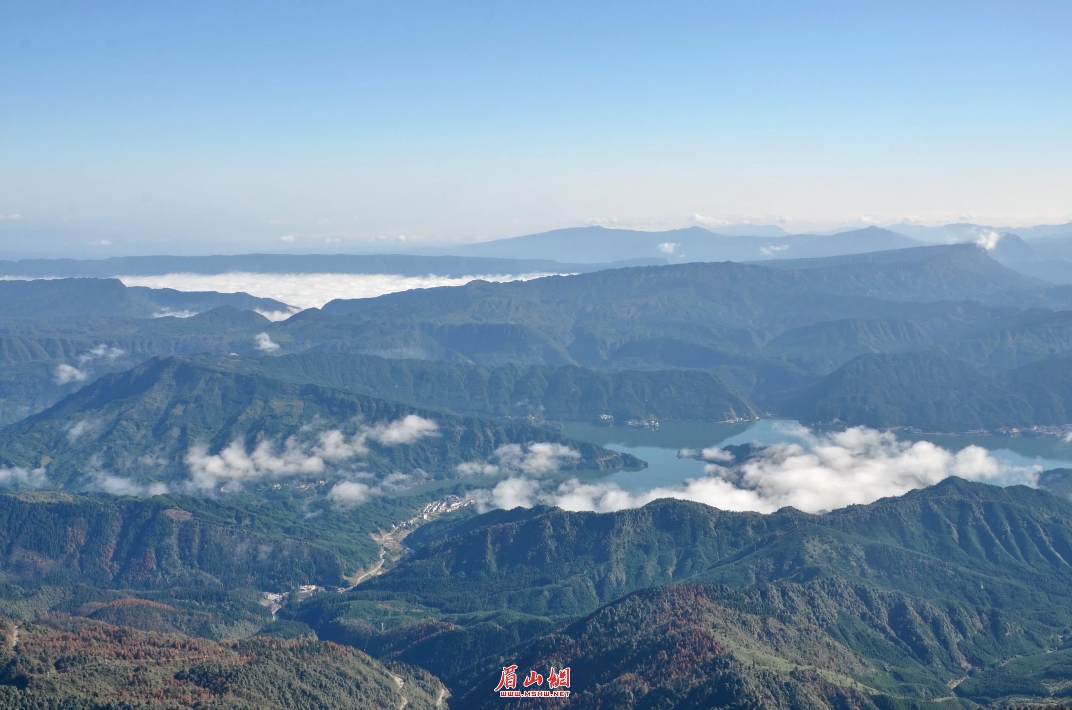 从瓦屋山顶拍摄山下雅女湖及周边景色。.jpg