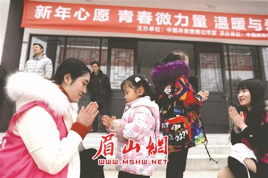 志愿者与孩子们互动。.jpg