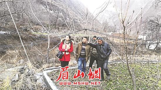 张霆（左一）查看大店村农灌水沟垮塌现场。（图片由受访者提供）.jpg