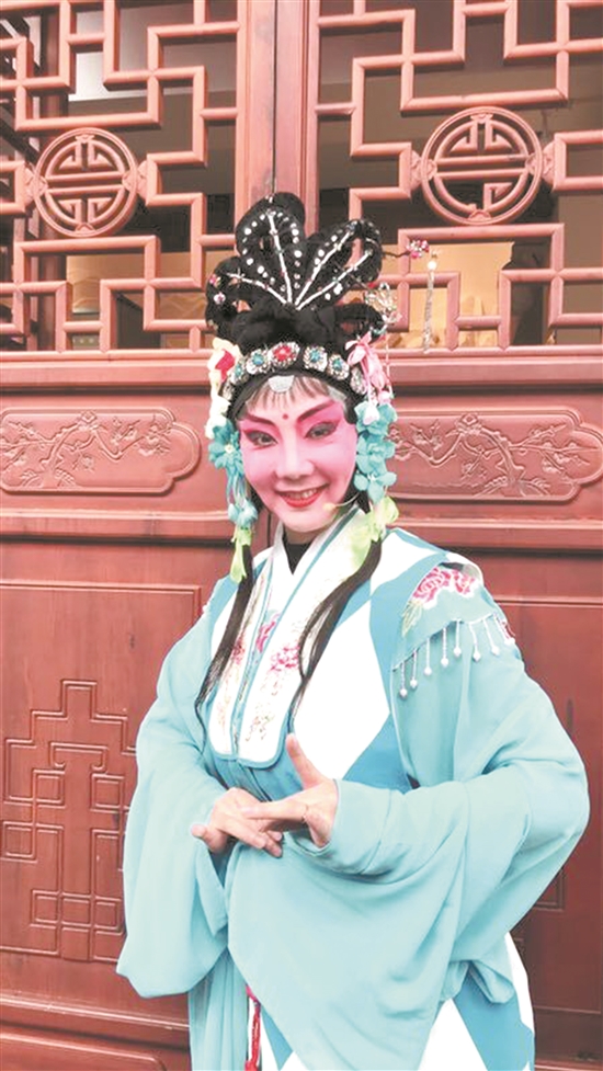 眉山市非物质文化遗产、东坡川剧第五代传承人陈红。.jpg