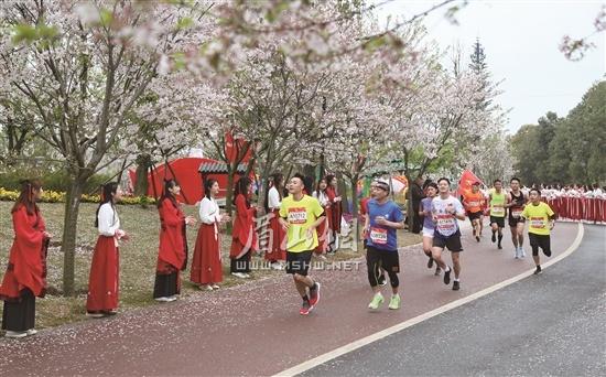 选手们在樱花博览园内奔跑。.jpg