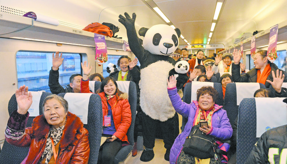成雅铁路首趟动车开出。（图片来源：成都日报）.jpg