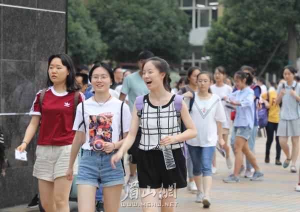 6月8日上午，考试结束后，在东坡中学考点参加考试的考生有说有笑走出考场。 刘娟 摄.JPG