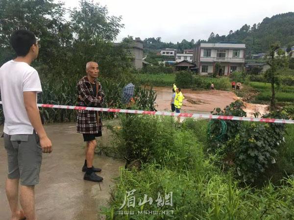 丹棱县:冒雨统计助减灾