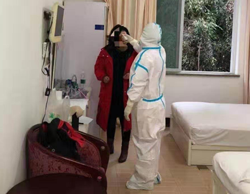 王东林为疑似病人测量体温.png