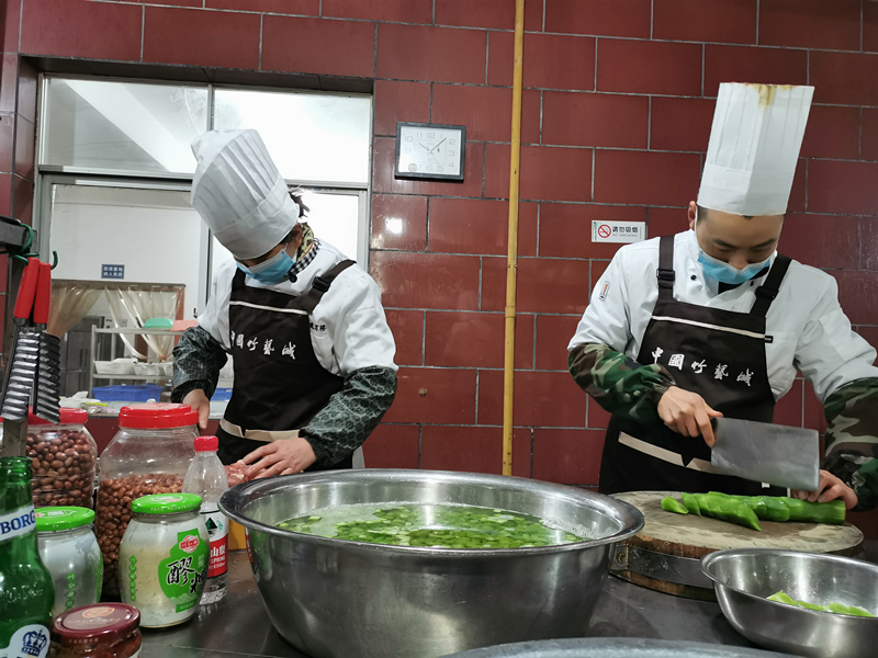 青神云华竹旅有限公司自发为奋战在新型冠状病毒肺炎防控一线的工作人员分发派送“爱心工作餐”.jpg
