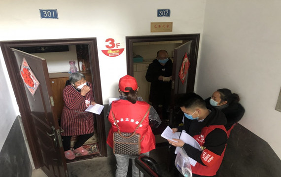 志愿者们正在入户排查.jpg