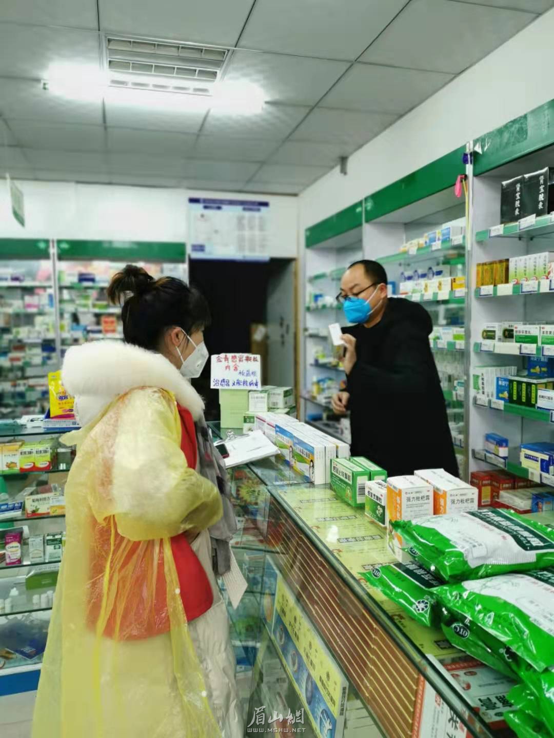网格员为居民采购生活用品.jpg