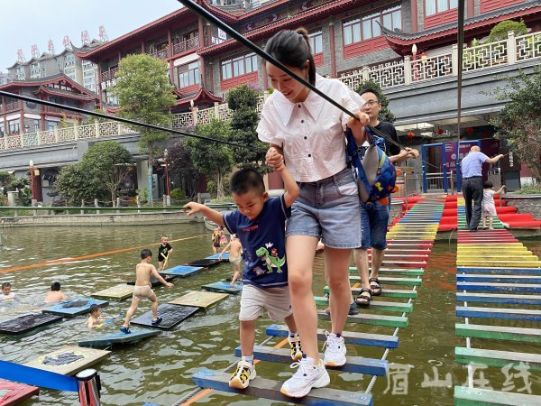 市民耍水觅凉。