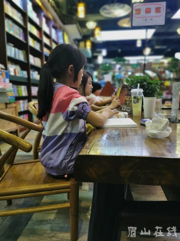 孩子们在图书馆看书。