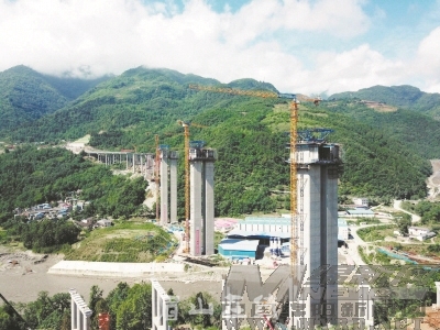 九绵高速平武段建设加速推进。绵阳日报记者 任露潇 摄
