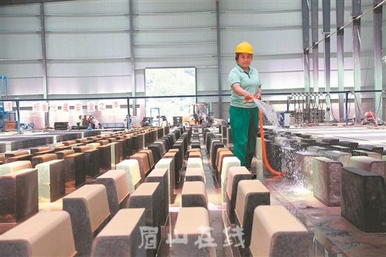 荥经县开全实业有限公司工人正在养护刚产出的路沿石。图片来源：雅安日报