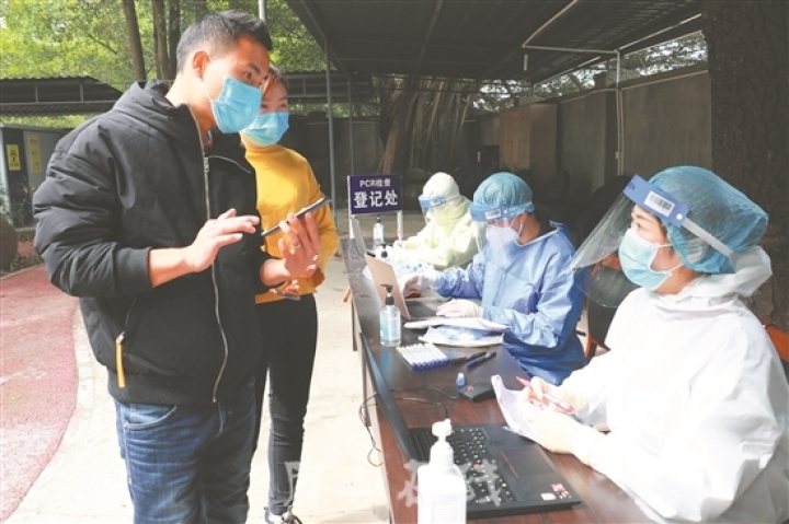 董敏（右1）正在登记来眉人员信息。.jpg