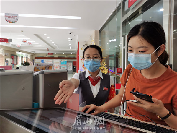 广发银行眉山分行，志愿者为市民提供咨询引导服务。.jpg