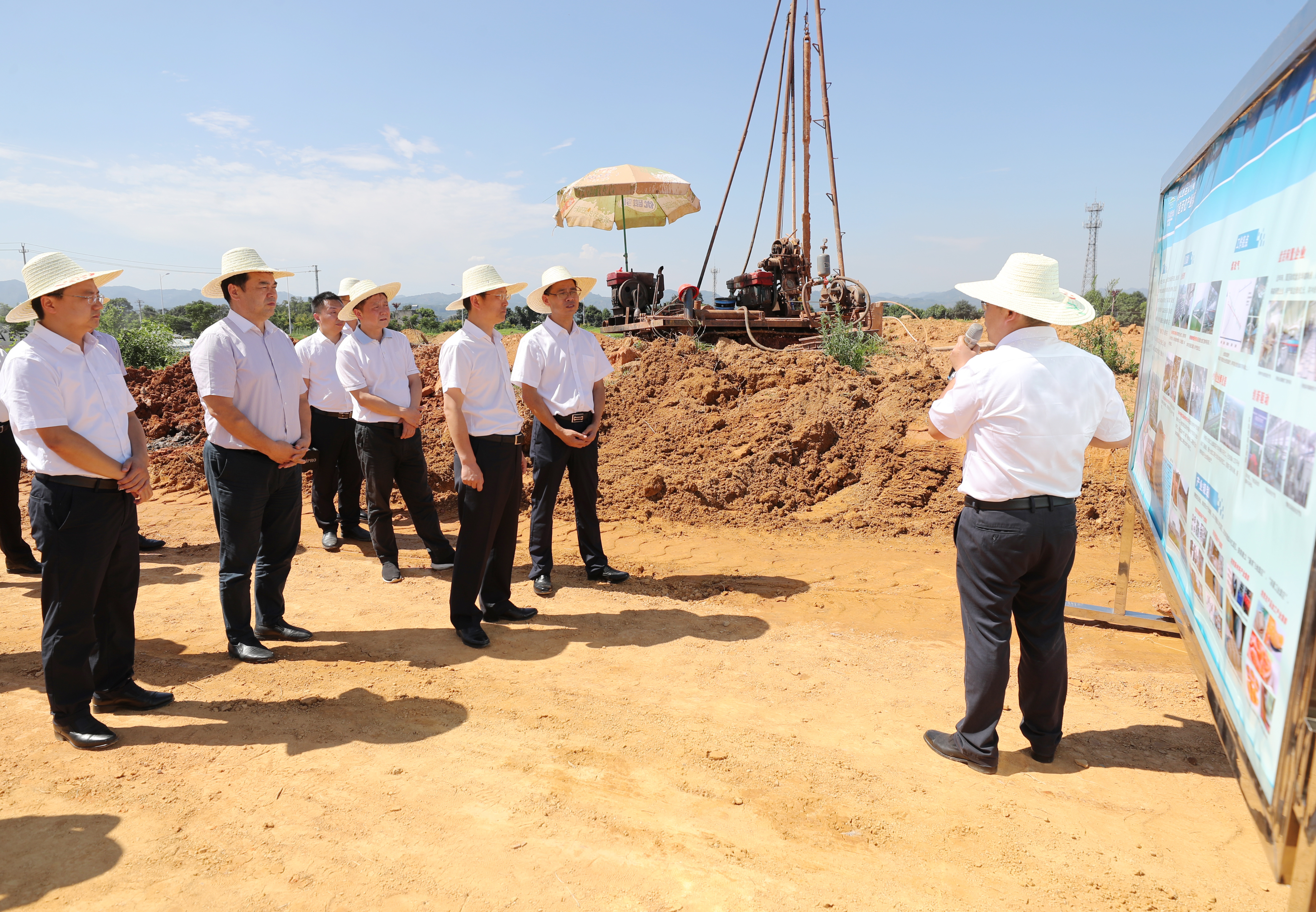 8月25日，在丹棱县丹齿精工整体搬迁项目现场，胡元坤详细了解项目建设和该县工业园区发展情况。记者 雷同 摄.JPG