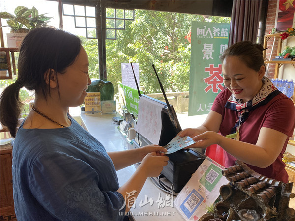 餐厅工作人员向食客递过光盘券。.jpg
