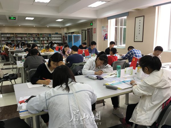市民在图书馆安静阅读。