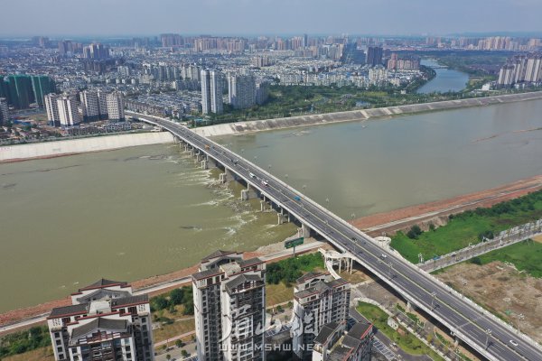 东坡区大力建设开放宜居生态人文城市。