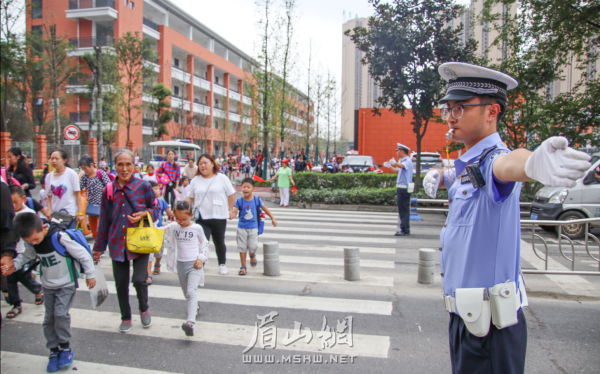 交警在学校路段疏导交通。（资料图片）