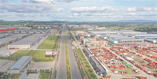 蓬勃发展的南充现代物流园。.jpg
